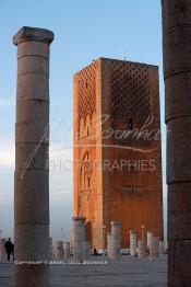 Image du Maroc Professionnelle de  Le Minaret et quelques colonnes de la mosquée (Tour Hassan) qui fît construite à la fin du XIIe siècle par le Sultan Yacoub el Mansour (dynastie Almohade) désireux de construire la plus grande mosquée du monde doté de 400 colonnes, la construction n’a pas été achevé suite à la mort du sultan en 1199, La tour Hassan est le symbole de Rabat son esplanade abrite le Mausolée Mohammed V de Rabat, Jeudi 15 Février 2007. (Photo / Abdeljalil Bounhar)